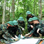 Oficiales y personal del equipo para la recuperación de restos de mártires KT QT 337 trabajan en la zona de la colina Khe Cay Loi, en la aldea de Cup Cuoi, comuna de Huong Lap, provincia de Quang Tri. (Foto: VNA)