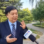 El profesor Mi Liang, director del Centro de Estudios del Sudeste Asiático de la Universidad de Estudios Extranjeros de Beijing, en la entrevista. (Fuente: VNA)