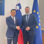 El embajador vietnamita en Austria y Eslovenia, Vu Le Thai Hoang, y el ministro de Asuntos Exteriores y Europeos esloveno, Tone Kajzer. (Fuente: VNA)