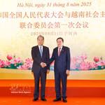 El presidente de la Asamblea Nacional, Tran Thanh Man, y el presidente del Comité Permanente de la Asamblea Popular Nacional de China, Zhao Leji, presiden conjuntamente la primera reunión del Comité de cooperación entre las dos agencias, organizada en agosto de 2025 en Hanoi. (Foto: VNA)