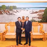 El ministro de Seguridad Pública de Vietnam, general Luong Tam Quang, se reúne con su homólogo laosiano, coronel general Vanthong Kongmany. (Fuente: bocongan.gov.vn)