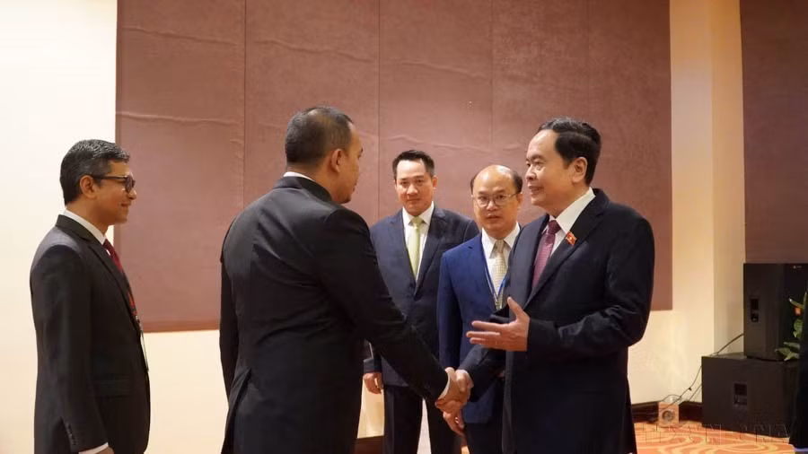 El vicepresidente permanente de la Asamblea Nacional de Vietnam, Tran Thanh Man, recibió a los jefes de delegaciones participantes en la 14 Conferencia del Grupo Asesor de la AIPA (AIPA Caucus 14), desarrollada en julio de 2023 en la isla de Phu Quoc. (Fuente:VNA)