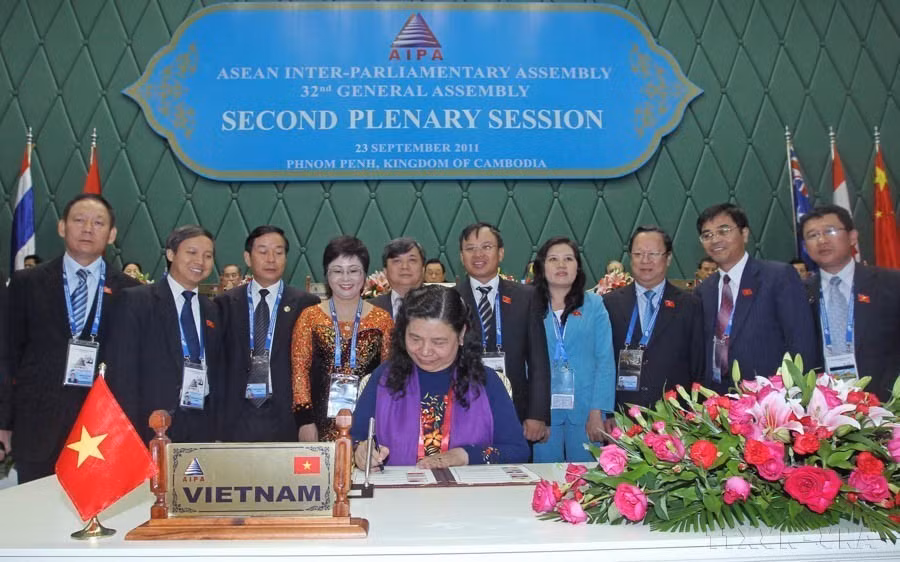 La vicepresidenta de la Asamblea Nacional de Vietnam y jefa de la delegación de la Asamblea Nacional vietnamita que asistió a la AIPA-32, Tong Thi Phong, firmó la Declaración Conjunta de la Conferencia en la ceremonia de clausura de AIPA-32, en Phnom Penh, el 23 de septiembre de 2011. (Fuente:VNA)