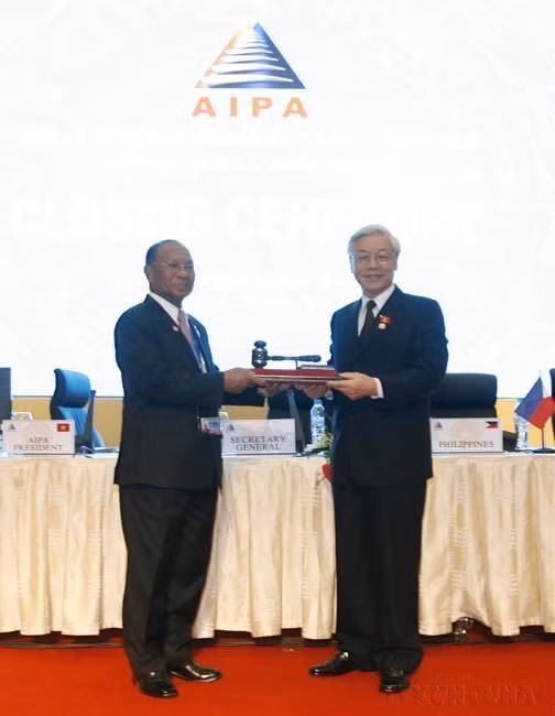 El presidente de la Asamblea Nacional de Vietnam y titular de la Asamblea General de AIPA-31, Nguyen Phu Trong, entregó el 24 de septiembre de 2010 en Hanoi la presidencia de AIPA-32 al líder de la Asamblea Nacional de Camboya, Heng Samrin. (Fuente: VNA)