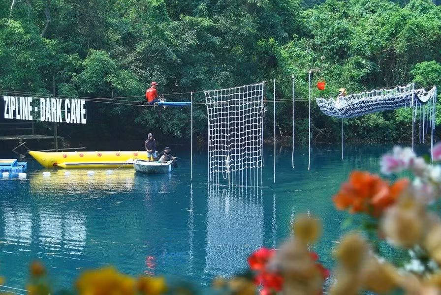 La zona turística Río Chay- Cueva Toi ( Parque Nacional Phong Nha - Ke Bang) agrega muchos juegos nuevos, lo que atrae a un gran número de turistas. Foto: Vietnam+