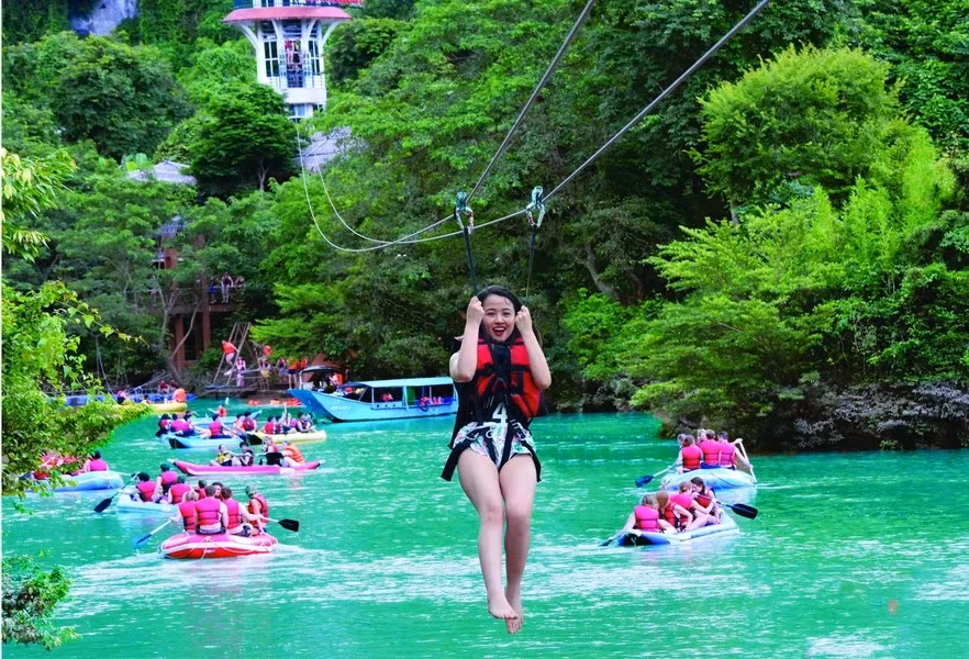 Los turistas participan en actividades deportivas en la zona turística Río Chay – Cueva Toi (Parque Nacional Phong Nha - Ke Bang). Foto: Vietnam+