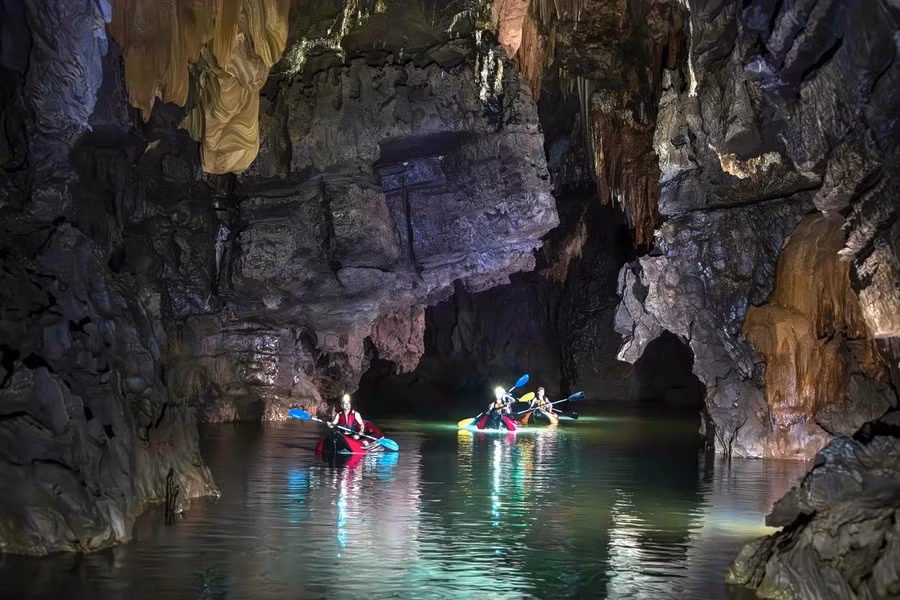 Los turistas visitan la cueva Phong Nha en el Parque Nacional Phong Nha-Ke Bang. Foto: Vietnam+
