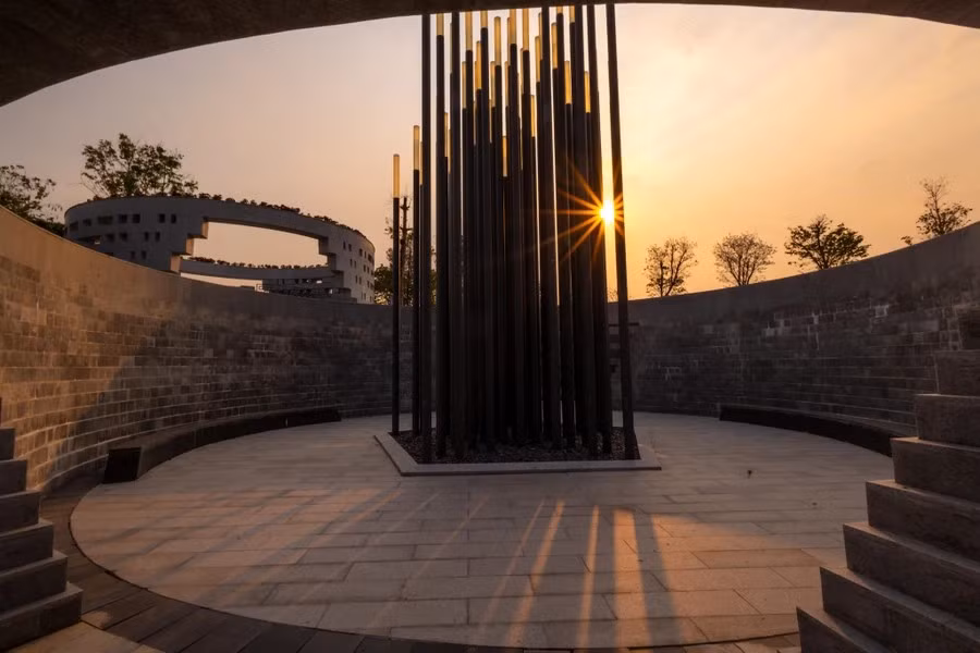 El lago conmemorativo semicircular simboliza la pupila del ojo del soldado cuando cae. Las 56 lámparas colocadas en el medio representan los 56 días y noches de feroz combate de la campaña de Dien Bien Phu. Foto: Vietnam+