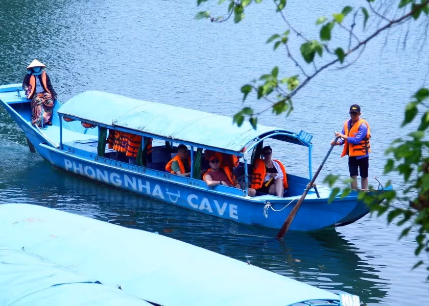 Los turistas visitan la cueva Phong Nha en el Parque Nacional Phong Nha-Ke Bang. Foto: Vietnam+