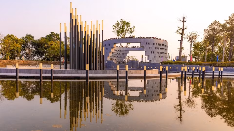 El espacio conmemorativo incluye un patio y un lago conmemorativo formado por círculos concéntricos, destinados a crear concentración y calma antes de llegar al espacio espiritual. Foto: Vietnam+