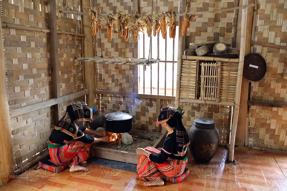 Las mujeres de la etnia Cong usan los trajes tradicionales durante festivales importantes. (Foto: Revista Vietnam)