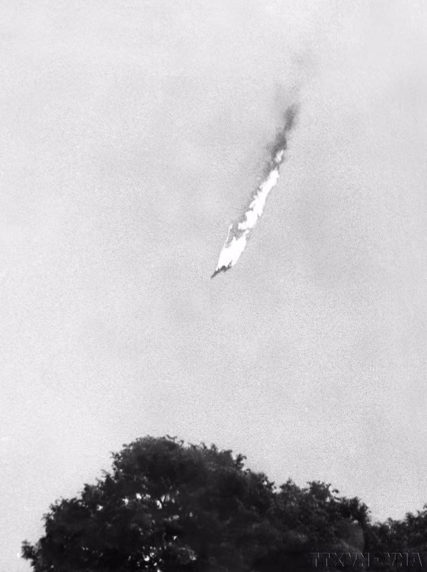Uno de los cinco aviones estadounidenses fue derribado por militares y civiles de Hanoi el 27 de junio de 1972. Esta fue la aeronave estadounidense número tres mil 700 derribada en el Norte. (Fuente: VNA)