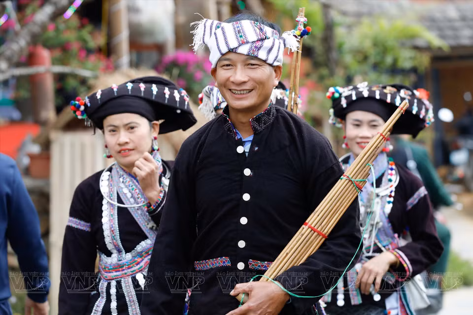 Los hombres de la etnia Lao suelen llevar un pañuelo tradicional adornado con intrincados patrones bordados a mano. (Foto: Revista Vietnam)
