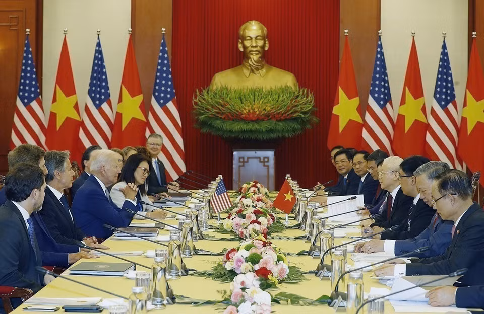 Las conversaciones entre el secretario general del PCV, Nguyen Phu Trong y el presidente estadounidense, Joe Biden, tuvieron lugar el 10 de septiembre de 2023 en Hanoi y alcanzaron resultados positivos, demostrados mediante la adopción de una Declaración Conjunta sobre la elevación de los lazos a nivel de asociación estratégica integral para la paz, la cooperación y el desarrollo sostenible. Foto: Tri Dung - VNA