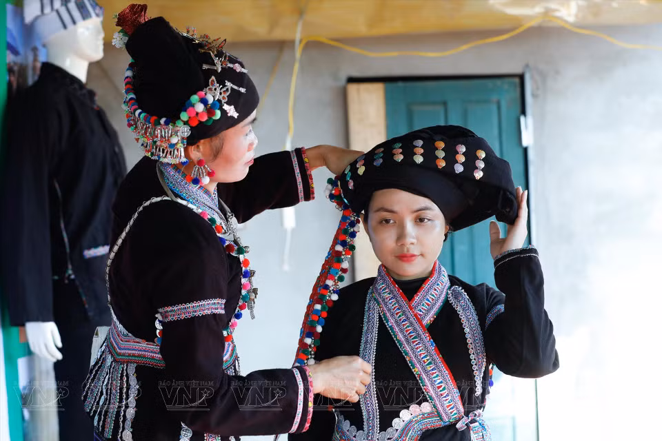 Una turista se viste con el traje tradicional de la etnia Lao. (Foto: Revista Vietnam)