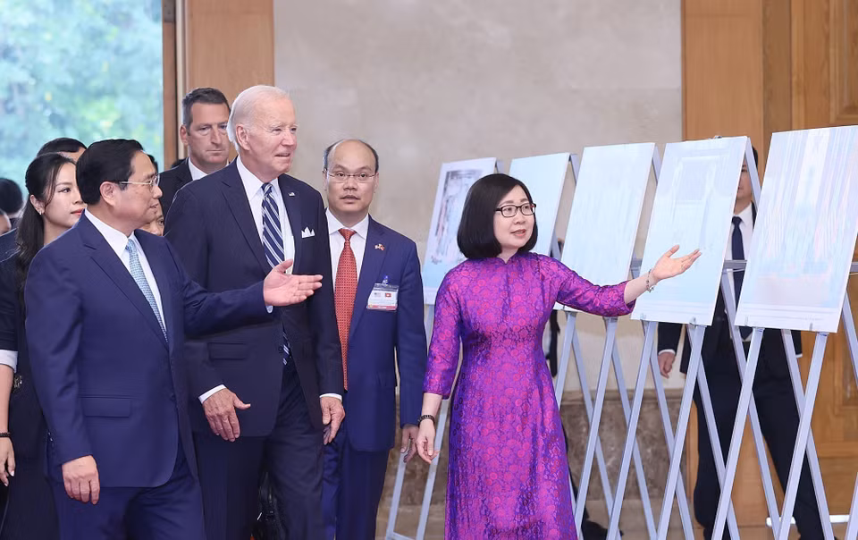 La subdirectora general de la Agencia Vietnamita de Noticias (VNA), Doan Thi Tuyet Nhung, presentó obras fotográficas al primer ministro Pham Minh Chinh y al presidente estadounidense Joe Biden, en una exposición realizada por la VNA (11 de septiembre de 2023). Foto: Duong Giang - VNA