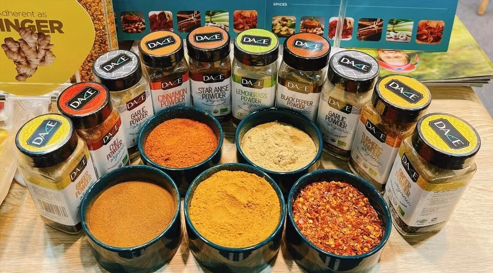 Especias de la empresa DACE en exhibición en una feria agrícola en Europa. (Foto: VNA)