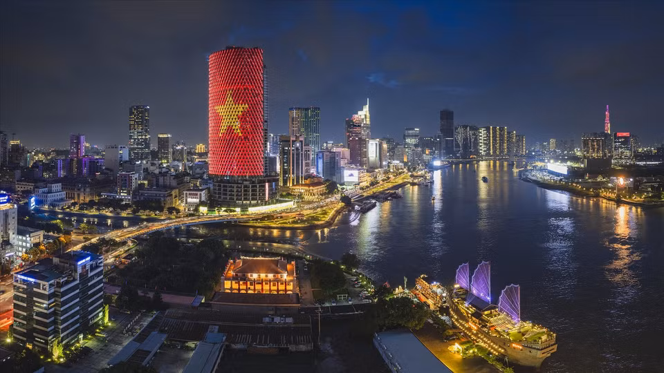 Ciudad Ho Chi Minh brilla intensamente por la noche a orillas del río Saigón. (Fuente: VNA)