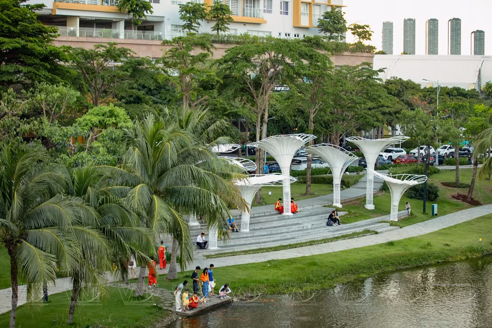Las personas pasean por el campus del área urbana junto al río Saigón. (Fuente: VNA)