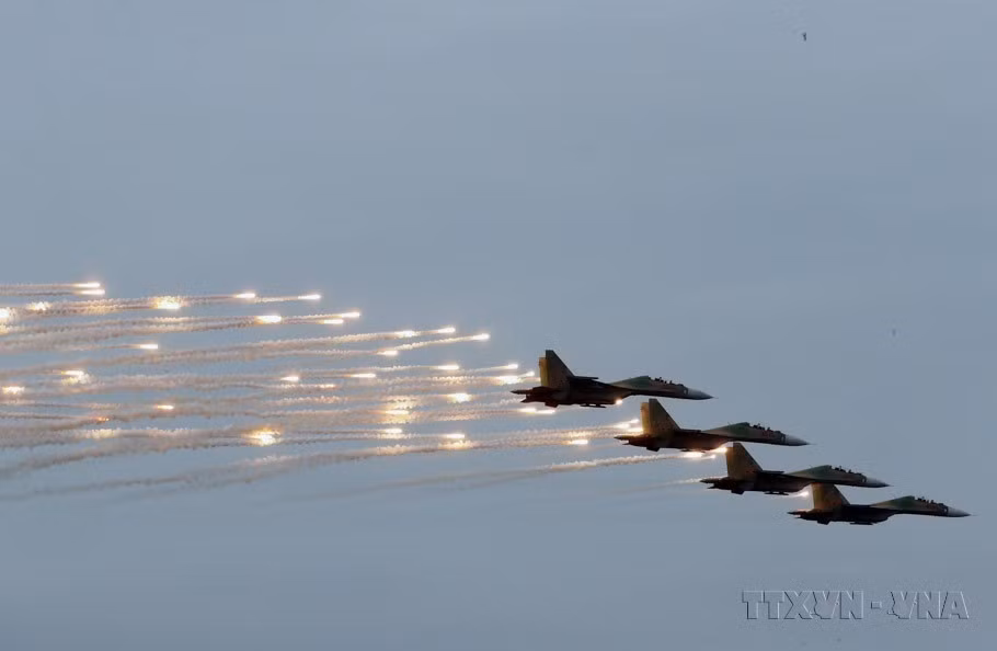 La Fuerza Aérea de Vietnam está equipada con modernos aviones de combate Su-30MK2, haciendo realidad la política de pasar directamente a la modernidad. (Fuente:VNA)