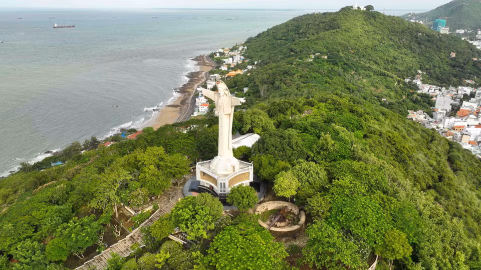 La estatua de Cristo Rey (también conocida como la estatua de Jesús con los brazos extendidos), fue construida en la cima de una pequeña montaña en el distrito 2, ciudad de Vung Tau. Foto: Vu Sinh - VNA