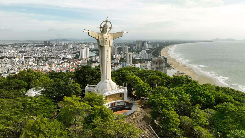 La estatua de Cristo Rey (también conocida como la estatua de Jesús con los brazos extendidos), fue construida en la cima de una pequeña montaña en el distrito 2, ciudad de Vung Tau. Foto: Vu Sinh - VNA