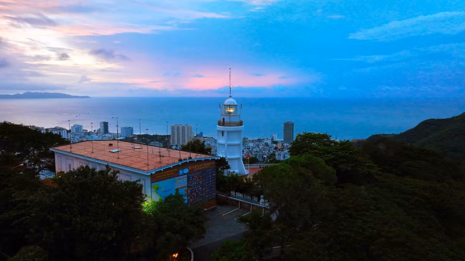 El faro de Vung Tau fue construido por los franceses en 1862, en la cima de la montaña Tao Phung, a una altitud de 149 m sobre el nivel del mar, en el distrito 2 de la ciudad de Vung Tau, cabecera de esta provincia sureña. Foto: Vu Sinh – VNA