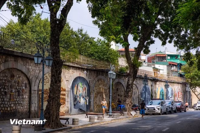La calle Phung Hung, que solía contar con pocos visitantes, se ha "transformado" por completo al convertirse en un espacio de arte público único con vívidas pinturas murales. (Foto: Vietnam+)