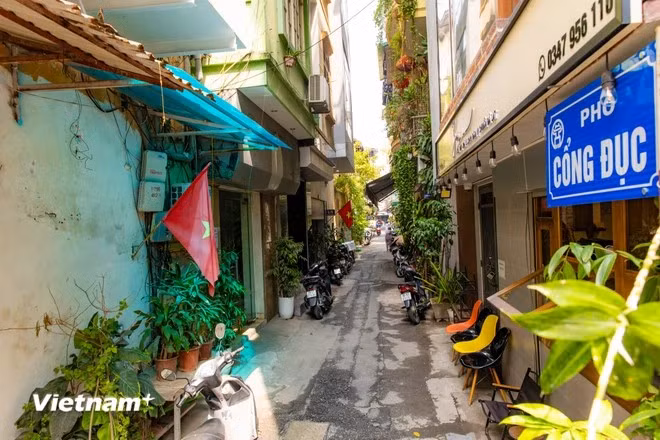 Ubicada en el barrio de Hoan Kiem, la calle Cong Duc es también una de las vías pequeñas y poco conocidas de Hanoi. Aunque es estrecha y corta, tiene su propio encanto, siendo una de las piezas que crean una imagen diversa de las calles capitalinas. (Foto: Vietnam+)