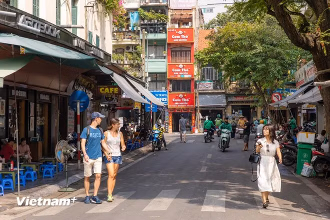 La calle Ho Hoan Kiem es conocida como la más corta de la ciudad. Tiene una posición particularmente importante, como un pequeño sendero que conecta las calles Le Thai To y Cau Go, llevando a los turistas al lago Hoan Kiem, el corazón de Hanoi. (Foto: Vietnam+)
