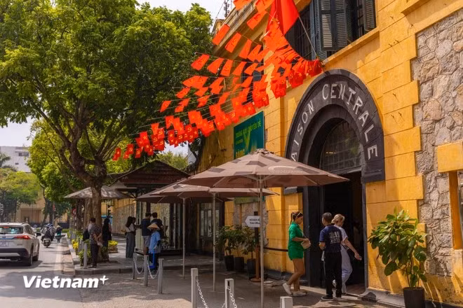 La prisión de Hoa Lo se ha convertido en un destino turístico atractivo tanto para los turistas nacionales como para los extranjeros. (Foto: Vietnam+)