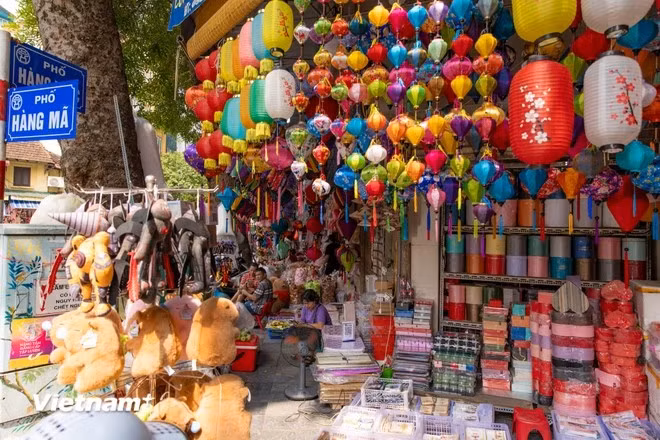 La calle Hang Ma no es sólo un lugar que atrae a los residentes de Hanoi sino también un destino atractivo para los turistas, especialmente durante los días feriados. Miles de productos coloridos expuestos a ambos lados de la calle crean una atmósfera alegre y vibrante. (Foto: Vietnam+)