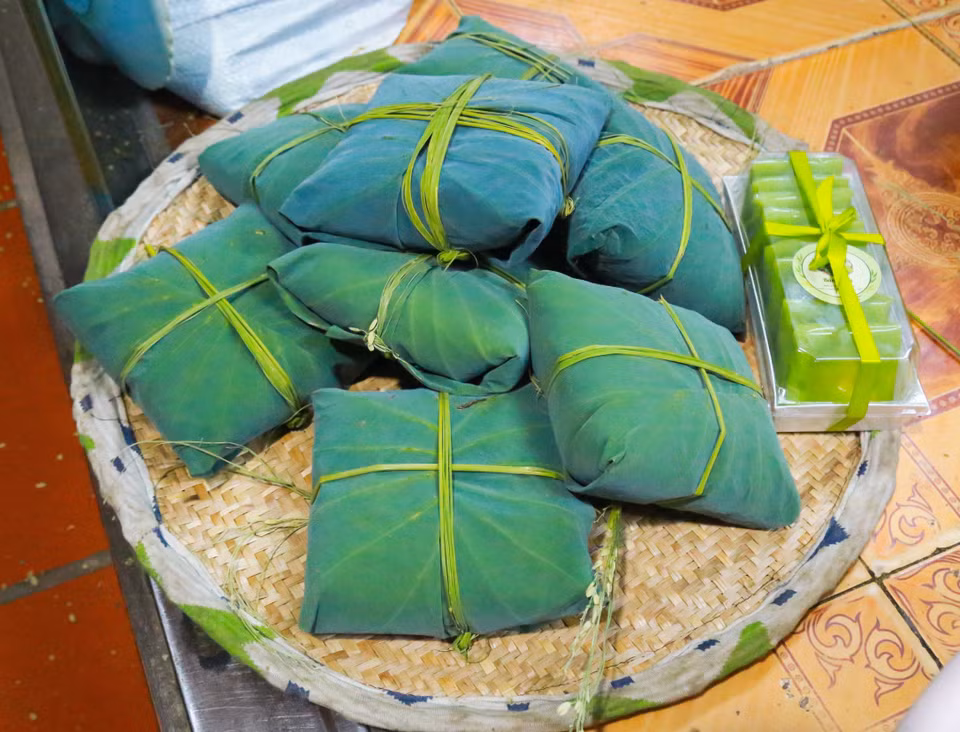 Los granos de arroz verde se envuelven meticulosamente en hojas de loto y se atan con tiras antes de ser entregados al comprador. Foto: Quynh Anh/VNA