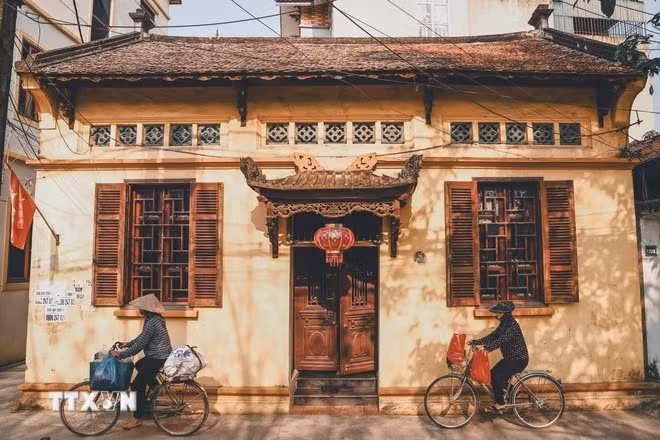 En los años 1990, el pueblo de Cu Da tenía 255 casas antiguas, de las cuales entre 15 y 20 eran de arquitectura francesa, el resto eran de estilo antiguo vietnamita. A través del proceso de desarrollo urbano, este número ha disminuido significativamente, quedando alrededor de 55 casas antiguas. (Foto: VNA)