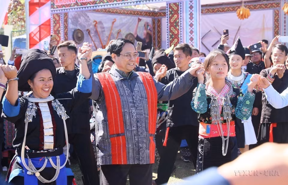 El primer ministro Pham Minh Chinh baila con personas de grupos étnicos durante la Fiesta de Gran Unidad Nacional en la comuna de Sa De Phin, distrito de Sin Ho, provincia de Lai Chau, el 18 de noviembre de 2023. (Fuente: VNA)