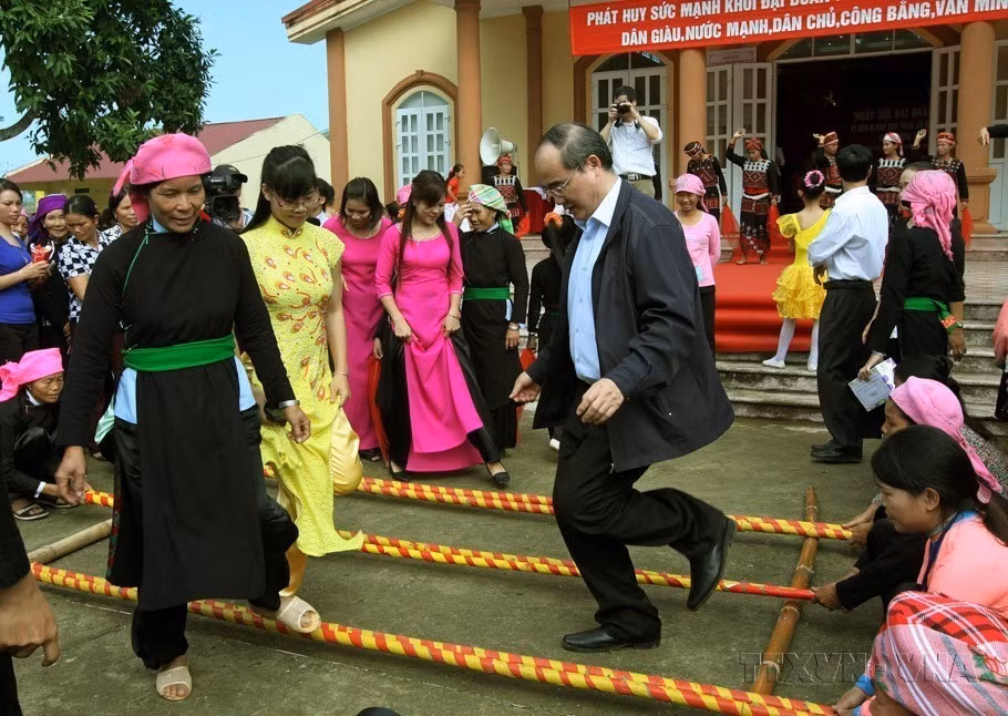 El presidente del Comité Central del Frente de la Patria de Vietnam, Nguyen Thien Nhan, baila alegremente con personas de minorías étnicas en la Fiesta de Gran Unidad Nacional en las zonas residenciales en la comuna de Hop Thanh, ciudad de Lao Cai, en 2015. (Fuente: VNA)