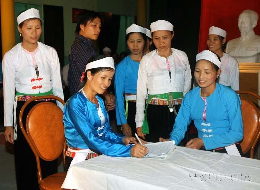 Representantes de familias de la zona residencial de Bai Bo 1 en la Fiesta de Gran Unidad Nacional en la comuna de Dung Phong, distrito de Cao Phong, provincia de Hoa Binh, en 2009. (Fuente: VNA)