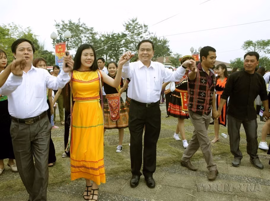 El presidente del Comité Central del Frente de la Patria de Vietnam, Tran Thanh Man, se reúne con personas de minorías étnicas en la Fiesta de Gran Unidad Nacional 2017. (Fuente: VNA)