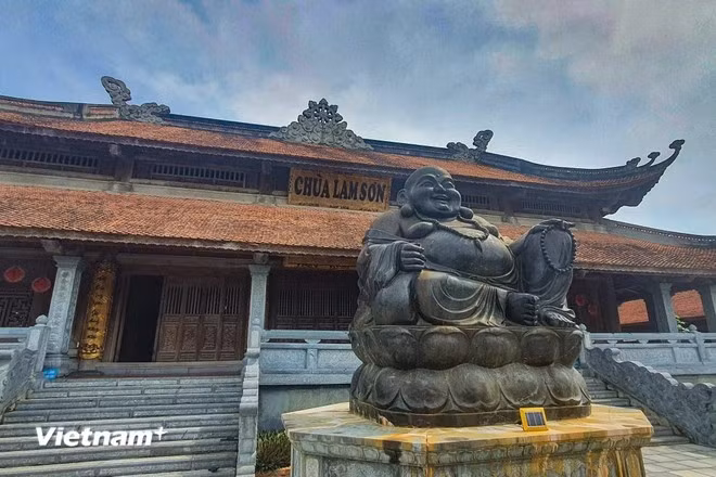 En el medio del patio de la pagoda hay una estatua gigante de piedra del Buda Maitreya, elaborada a partir de un solo bloque de piedra de zafiro. (Foto: Huy Khanh/Vietnam+)