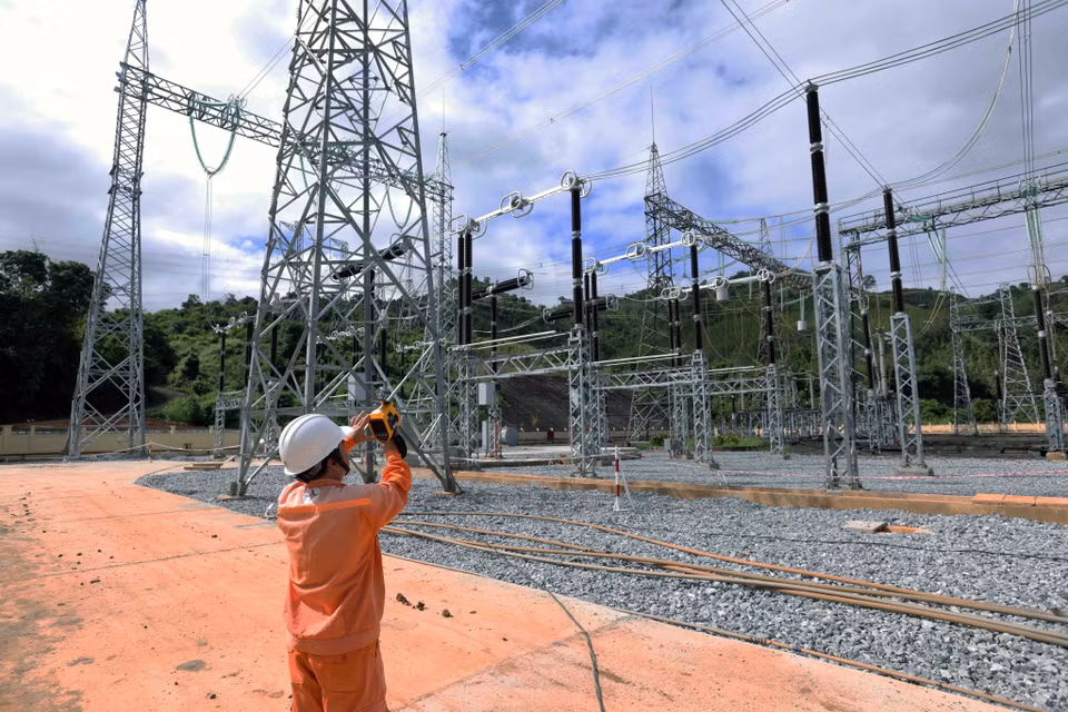 Operación de producción de electricidad en funcionamiento directo en la central hidroeléctrica de Ialy. (Foto: VNA)