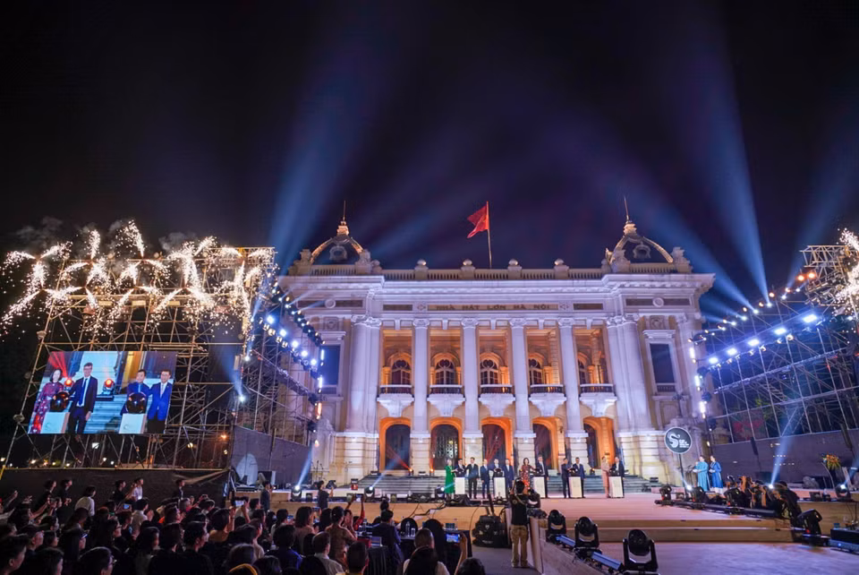 El Festival de Diseño Creativo de Hanoi 2024 comenzó la noche del 9 de noviembre de 2024 en la Gran Ópera de Hanoi. (Fuente: VNA)