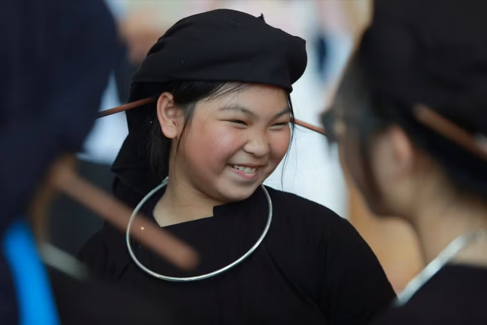 Niñas de la etnia Tay en la provincia de Bac Kan durante el Festival de baile de cuenco. (Fuente: VNA)