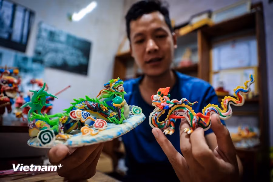 Las figuras de dragón están hechas de harina de arroz en dos estilos, sobre todo basadas en la dinastía de Ly y la Nguyen. (Fuente: VNA)