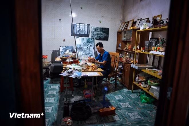 Nacido en 1988 en una familia del pueblo artesanal tradicional de Xuan La (Phu Xuyen, Hanoi), el artista Dang Van Hau elabora To he desde su infancia. (Fuente: VNA)