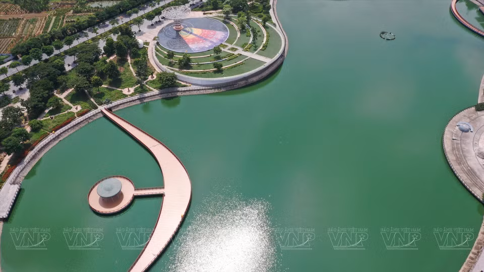 Tan interesantes los sistemas planetarios como el puente Luz de Luna que conecta la Plaza del Zodíaco con el jardín de estatuas de científicos. (Foto: Revista Vietnam)