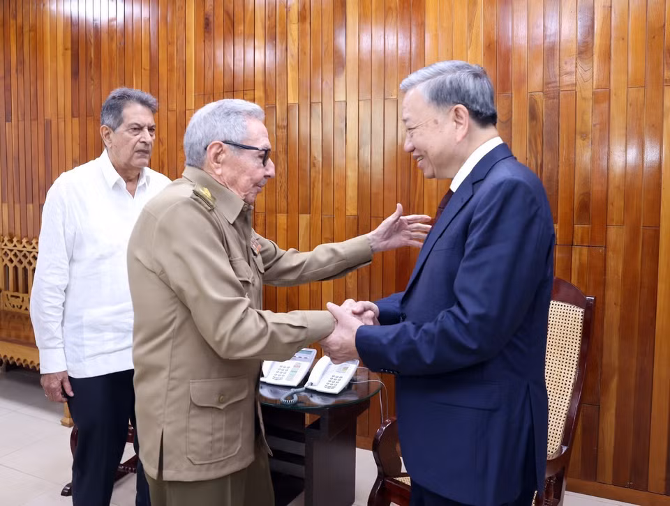 El secretario general del Partido Comunista de Vietnam y presidente del país, To Lam (en la derecha), se reunió con el líder de la Revolución Cubana, General de Ejército Raúl Castro Ruz. (Fuente:VNA)