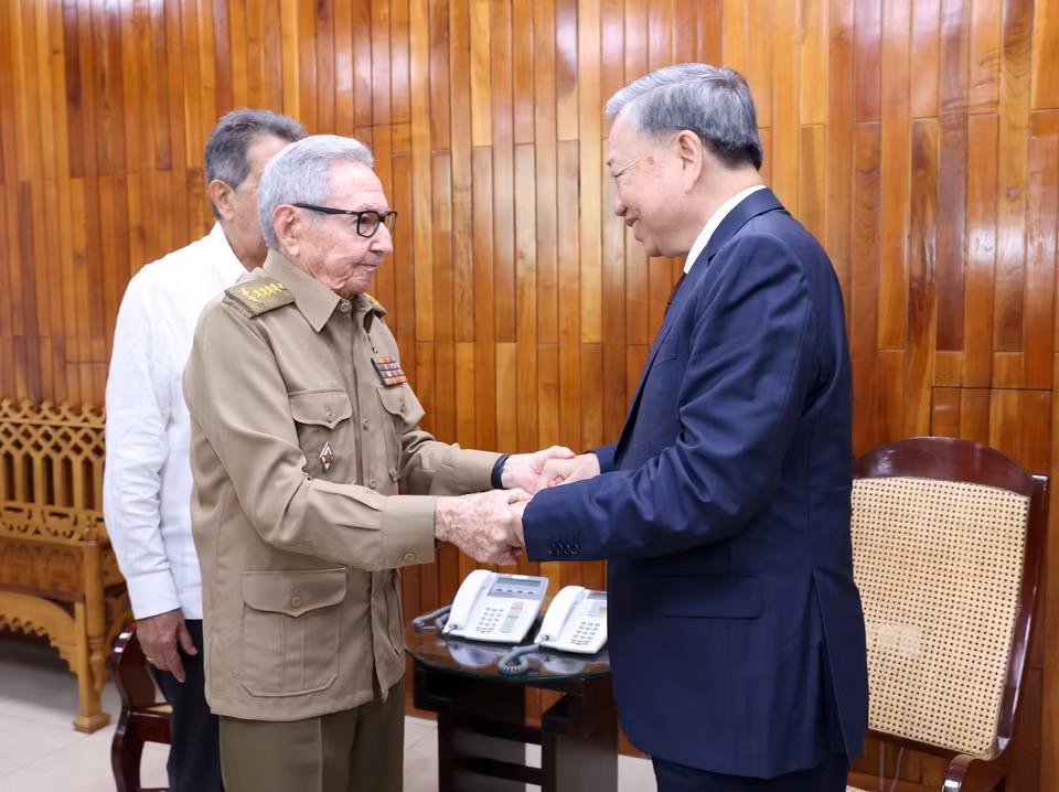 El secretario general del Partido Comunista de Vietnam y presidente del país, To Lam, se reunió con el líder de la Revolución Cubana, General de Ejército Raúl Castro Ruz. (Fuente:VNA)