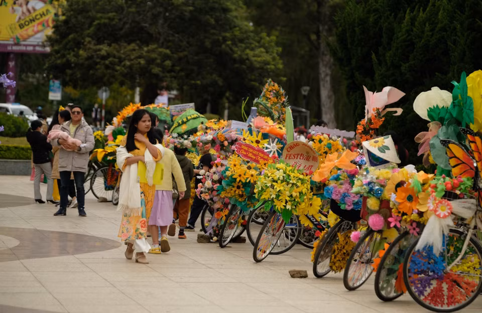 Una vez finalizado el concurso, las obras serán expuestas para turistas y personas, y participarán en desfiles y programas de carnaval en el marco del Festival de las Flores de Da Lat - 2024. Foto: Nguyen Dung – VNA