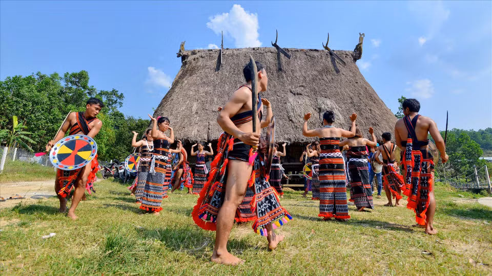 Los jóvenes del pueblo de Co Tu bailan frente al patio de Guol. Foto: Thanh Hoa/Revista Vietnam