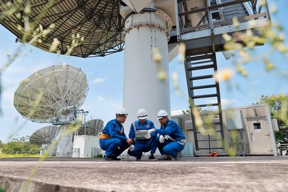 Actividades de mantenimiento periódico de antenas satelitales en la estación de control y operación del satélite Vinasat - Que Duong. (Fuente:VNA)